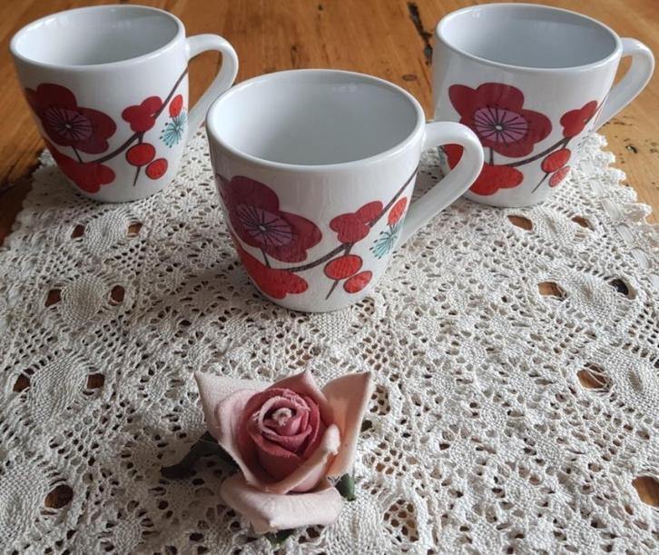 3  Franse Luminarc mokjes / bekers met rode bloemen, Huis en Inrichting, Keuken | Servies, Zo goed als nieuw, Kop(pen) en/of Schotel(s)