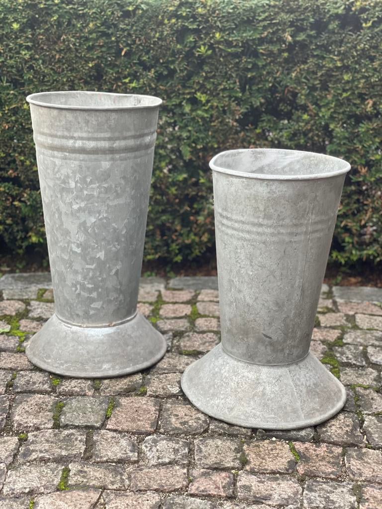 Lot oude zinken bloemvazen, Ophalen, Gebruikt