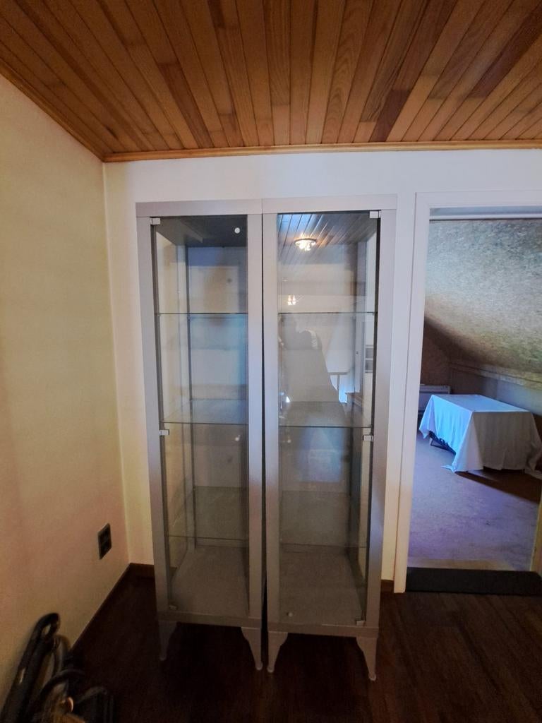 Vitrinekast, Enlèvement