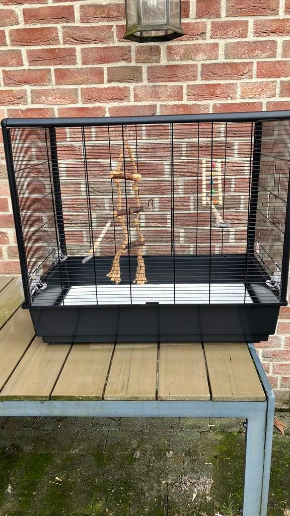 Prijsje: SAVIC VOGELKOOI GROOT MET TOEBEHOREN NU 85 EURO, Dieren en Toebehoren, Vogels | Hokken en Kooien, Nieuw, Vogelkooi, Overige materialen