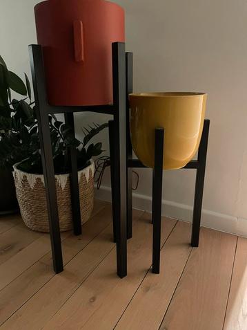 2 moderne Plantenstaanders zwart metaal beschikbaar voor biedingen