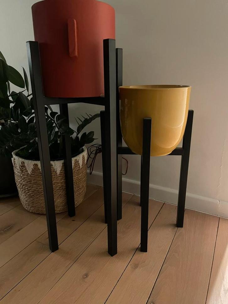 2 moderne Plantenstaanders zwart metaal, Tuin en Terras, Bloembakken en Plantenbakken, Zo goed als nieuw, Metaal, Binnen, 60 cm of meer