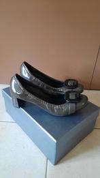 Chaussures Prada à petits talons taille 38 jamais portées, Vêtements | Femmes, Chaussures, Neuf, Gris, Chaussures basses, Prada