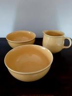 Gele kommen en schenkkan, Enlèvement ou Envoi, Récipient(s)