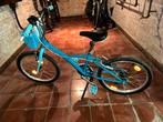 BTWIN DECATHLON lichtblauwe fiets (meisje) MET MAND EN VOET, Zijwieltjes, Zo goed als nieuw