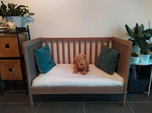 Lit bébé Sundvik Ikea avec matelas et protège-matelas., Enfants & Bébés, Chambre d'enfant | Lits, Comme neuf, Matelas, Enlèvement