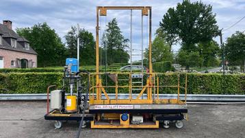 schaarhoogwerker, met verwarmde kitspuit, evt zonder spuit. beschikbaar voor biedingen