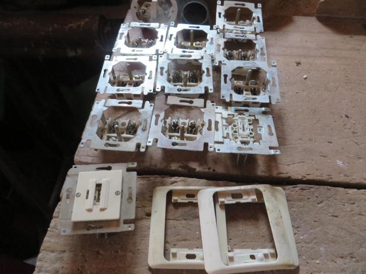 schakelaars stopcontacten  nico , gardy ..., Doe-het-zelf en Bouw, Elektriciteit en Kabels, Ophalen