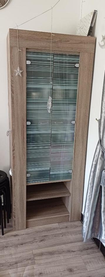 Kast woon kamer beschikbaar voor biedingen