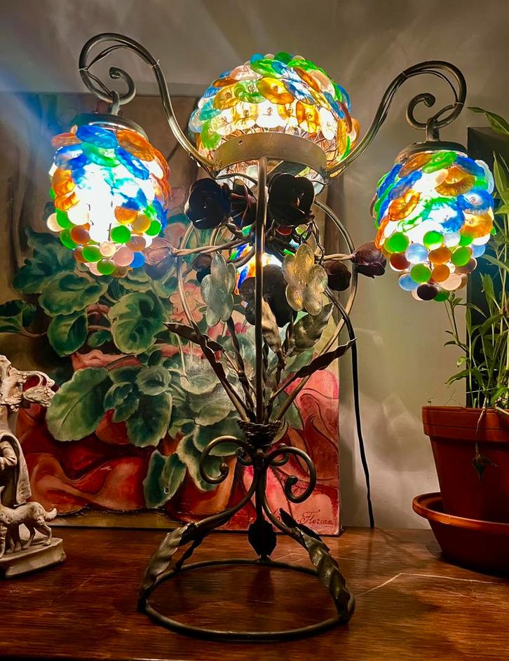 Murano tafellamp met gekleurd glas en metalen bloemenvoet –, Antiek en Kunst, Antiek | Glaswerk en Kristal, Ophalen of Verzenden