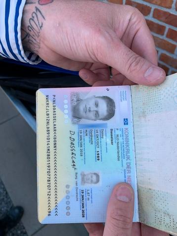 OPGELICHT door Nederlander. Donny Dasselaar, aan de deur.  beschikbaar voor biedingen