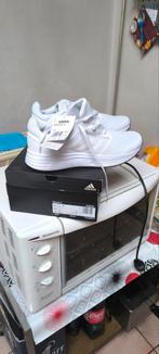 basket adidas jamais porté T 43 1/3, Enlèvement, Comme neuf