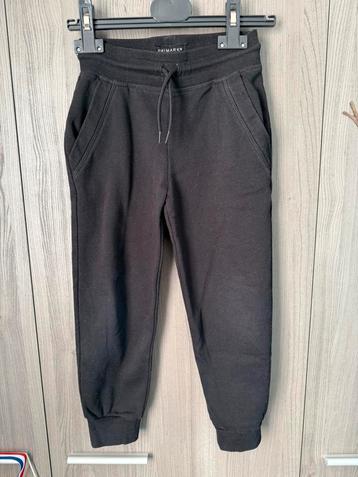 Zwarte joggingbroek maat 116 beschikbaar voor biedingen