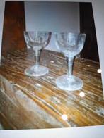 2 anciens verres à pied - décor ciselé, Antiquités & Art, Enlèvement ou Envoi
