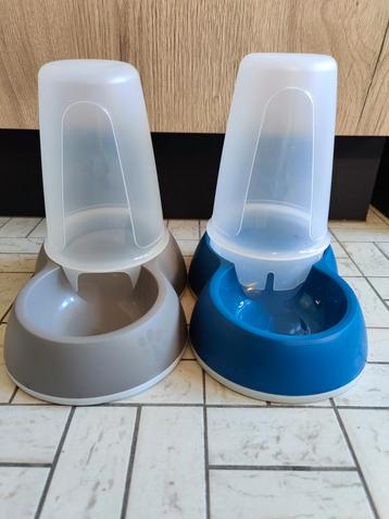 Eet en drinkbak voor kat of hond beschikbaar voor biedingen