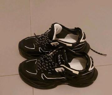 GUESS sneakers beschikbaar voor biedingen