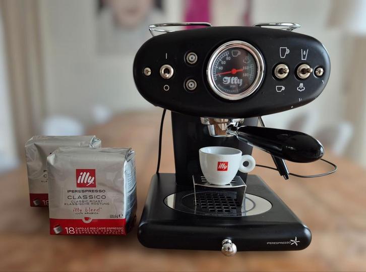 Illy iperespresso anniversary edition, Elektronische apparatuur, Koffiezetapparaten, Zo goed als nieuw, Koffiepads en cups, Espresso apparaat