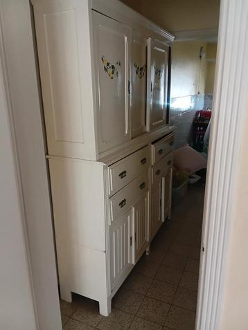 Mooi wit dressoir met dubbele behuizing en schuifdeuren  beschikbaar voor biedingen