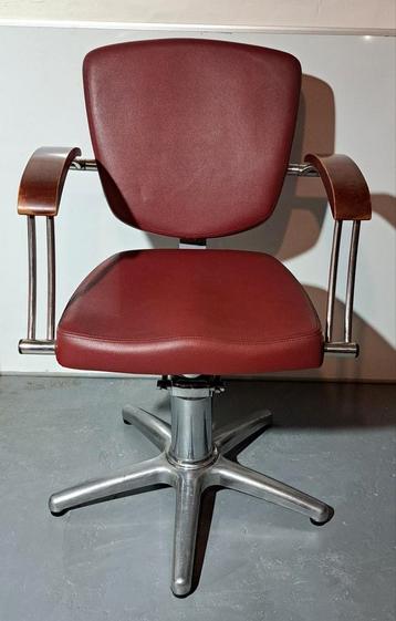 2 Kapstoelen 1 met pomp 1 zonder beschikbaar voor biedingen