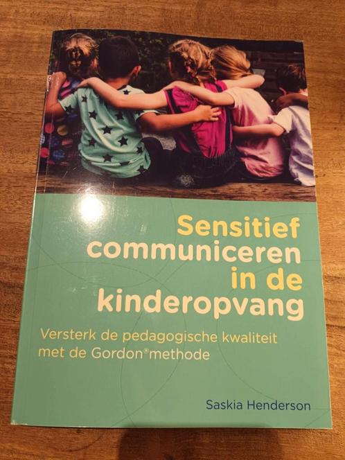 Saskia Henderson - Sensitief communiceren in de kinderopvang, Livres, Science, Comme neuf, Enlèvement ou Envoi