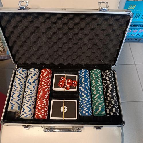 Pokerset in Aluminium Koffer – Compleet met 300 Fiches, Kaar, Hobby en Vrije tijd, Gezelschapsspellen | Kaartspellen, Zo goed als nieuw
