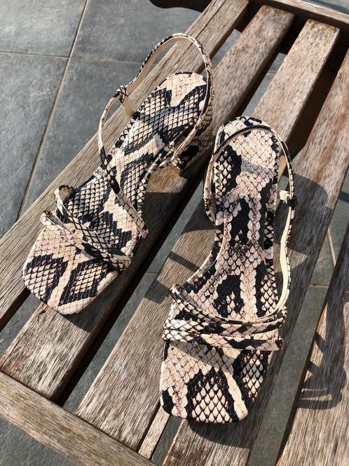 Leuke sandalen met slangenprint van Zara, P39, TBE, Kleding | Dames, Schoenen, Zo goed als nieuw, Pumps, Grijs, Ophalen of Verzenden