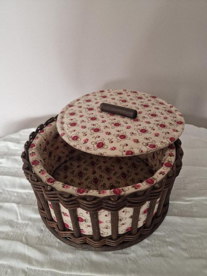 Vintage gevlochten mandje, Huis en Inrichting, Woonaccessoires | Schalen en Manden, Zo goed als nieuw, Mand, Rond, Riet, Ophalen of Verzenden