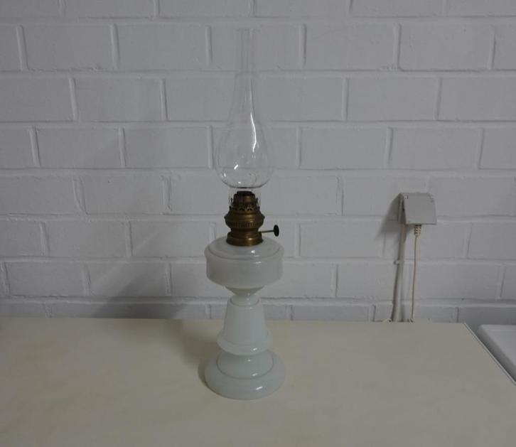 antieke olielamp in heel goede staat, Antiek en Kunst, Antiek | Verlichting, Ophalen of Verzenden