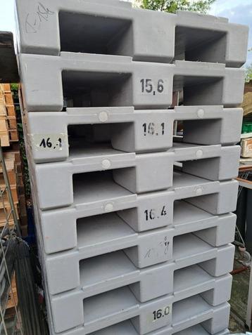 kunststof palletten beschikbaar voor biedingen