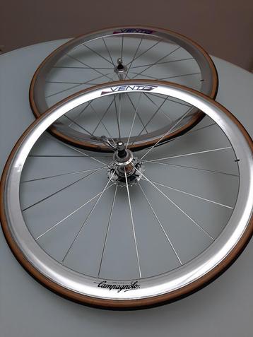 Roues Campagnolo Vento, pneus, en parfait état disponible aux enchères