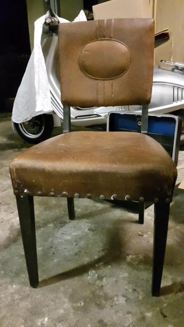 2 oude stoelen bekleed met dik bruin leder beschikbaar voor biedingen