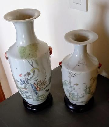 Waardevolle Chines vazen op houten basis MET stempel  beschikbaar voor biedingen