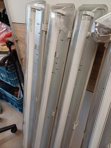  4 x TL  IP 65  complet avec tube pour garage ,atelier,abris beschikbaar voor biedingen