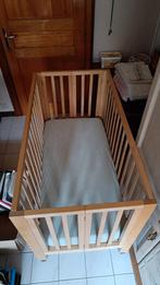 Opplooibaar houten kinderbed incl. matras, Kinderen en Baby's, Babyparken, Ophalen, Zo goed als nieuw, Wieltjes