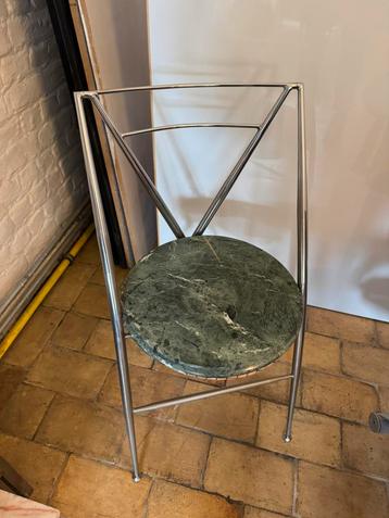 Leuke zilverkleurige stoel met rond marmer erop beschikbaar voor biedingen