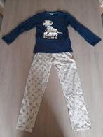 Pyjama met hondjes print op Disney 128/134, Comme neuf, Vêtements de nuit ou Sous-vêtements, Garçon ou Fille, Disney