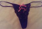 Paarse kanten string met strikjes maat S, Kleding | Dames, Ondergoed en Lingerie, Ophalen of Verzenden, String