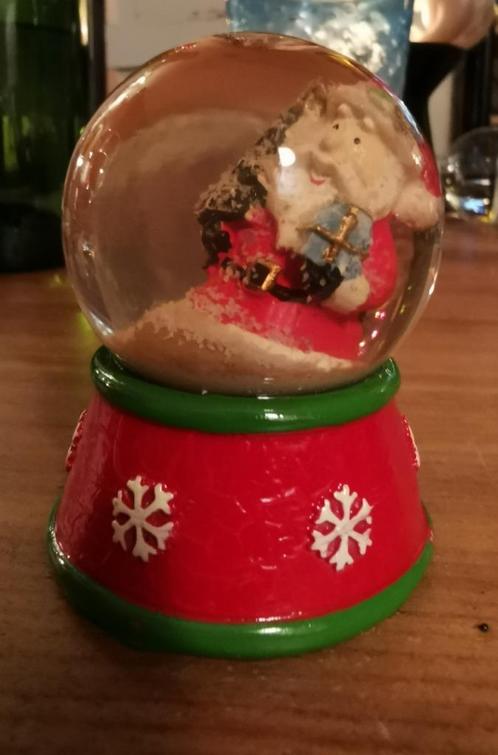 Vintage sneeuwbol, kerstman met kerstboom en pakje, oude bol, Divers, Noël, Utilisé, Enlèvement ou Envoi