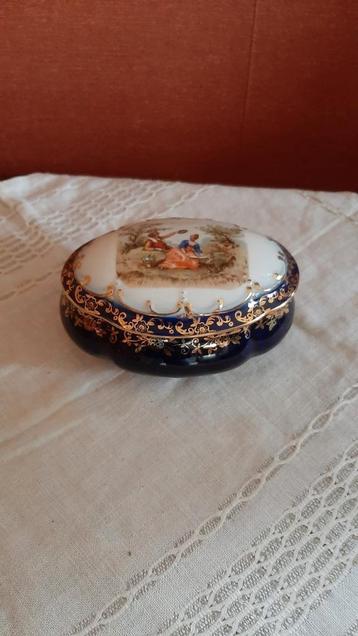 Jolie petite boîte à bijoux en porcelaine bleu cobalt  beschikbaar voor biedingen