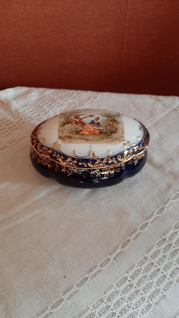 Jolie petite boîte à bijoux en porcelaine bleu cobalt, Antiek en Kunst, Antiek | Porselein, Ophalen of Verzenden