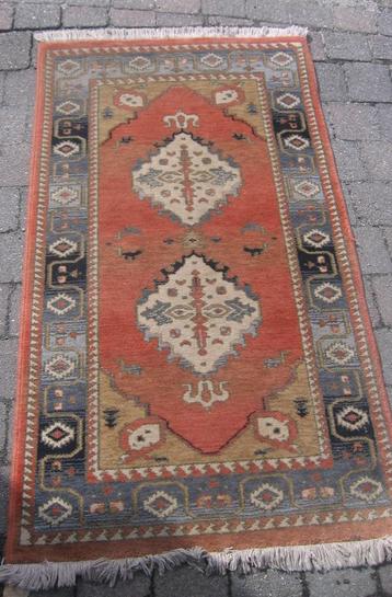 handgeknoopte kleine tapijt , 84 cm breed 1.57 m lang beschikbaar voor biedingen