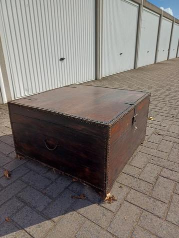 Antieke houten kist beschikbaar voor biedingen