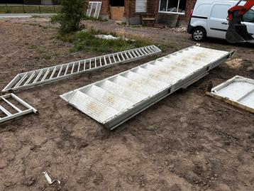 Stalen trap met mezaninne en balustrade beschikbaar voor biedingen