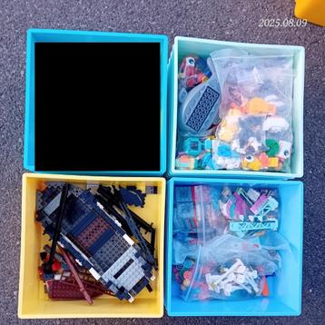 Verscheidene Gevulde Lego Dozen beschikbaar voor biedingen