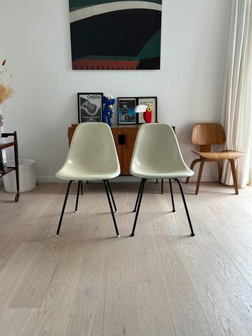 2 vintage Eames stoelen in fibreglass – Herman Miller beschikbaar voor biedingen