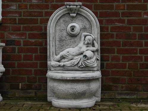 Muurfontein met Vrouw - 115 cm - Steen, Tuin en Terras, Waterpartijen en Fonteinen, Fontein, Overige materialen, Ophalen of Verzenden