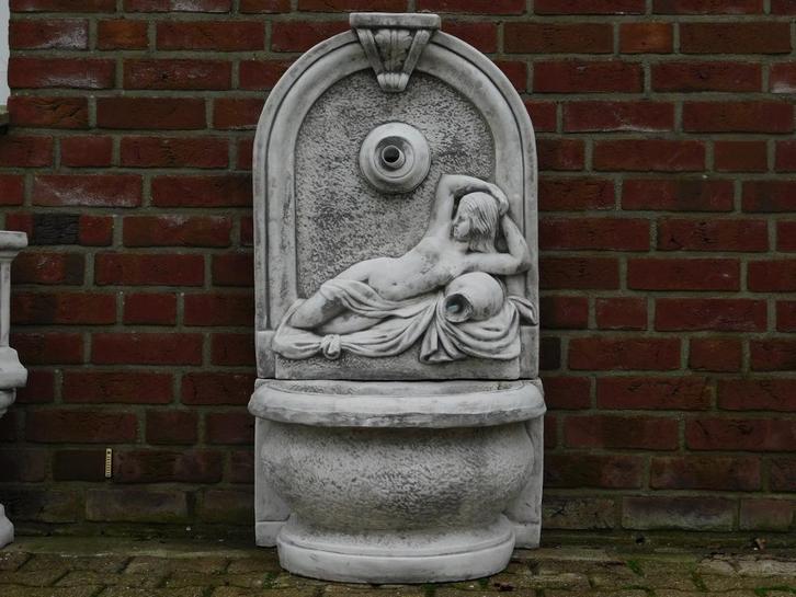 Muurfontein met Vrouw - 115 cm - Steen, Tuin en Terras, Waterpartijen en Fonteinen, Fontein, Overige materialen, Ophalen of Verzenden
