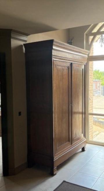 Imposante Louis Philippe kast uit 19e eeuw uit massief hout beschikbaar voor biedingen