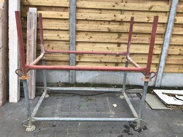 Stapelbakken, mortelbakken, klein materiaal, enz… beschikbaar voor biedingen
