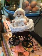 Brocante petite jolie mini poupée en porcelaine +un chariot, Antiquités & Art, Enlèvement ou Envoi